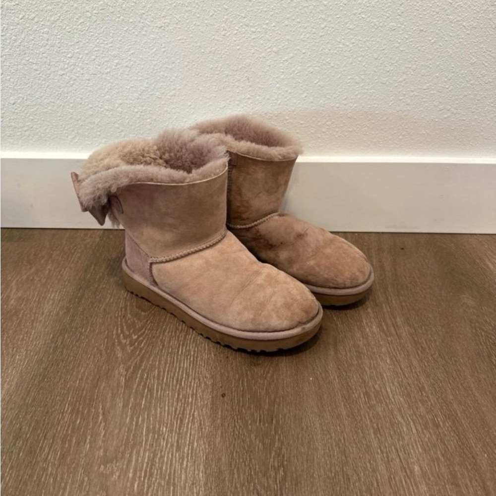 Ugg cozy Short Shearling-Lined Women's Boots in Light Taupe